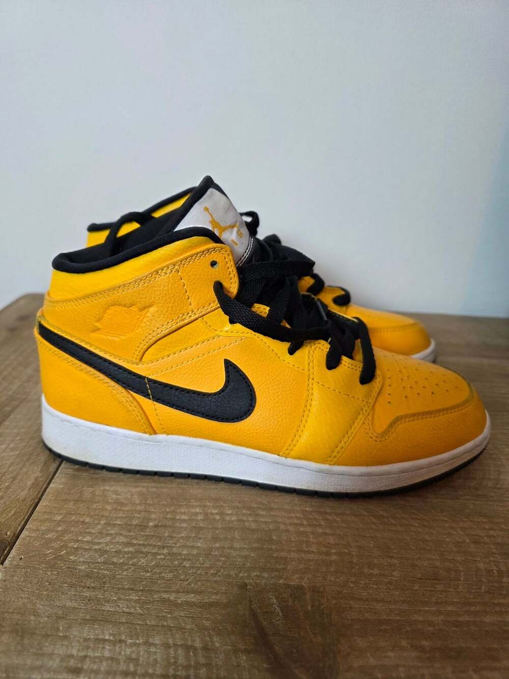 Air Jordan 1 Mid GS 'University Gold' - 554725-700, 6.5Y